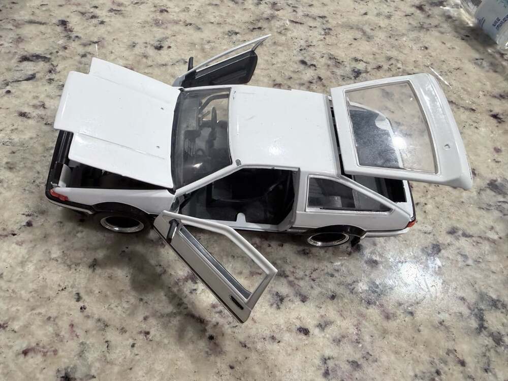 Toyota Sprinter Trueno AE86 1/24 Scale Diecast Model Car White and Black
